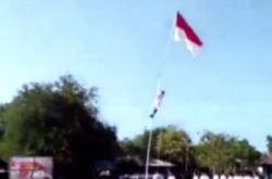Deretan Aksi Heroik saat Upacara, 1 Anggota Paskibra Terjatuh Panjat Tiang