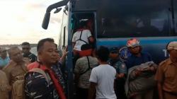 KRI Teluk Lada Evakuasi 8 ABK KM Mina yang Selamat ke Pelabuhan Yos Sudarso Dobo