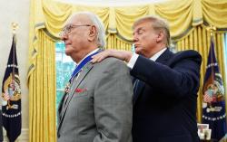 Trump Beri Penghargaan Medali Kebebasan ke Legenda Pemain NBA Bob Cousy