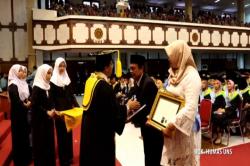 Video Suasana Haru Wisuda Mahasiswi UNS yang Meninggal sebelum Ujian Skripsi
