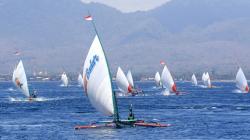 Ratusan Nelayan Perairan Selat Bali Ikut Lomba Perahu Layar Tradisional