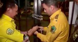 Massa AMPG Gembok Pintu Gerbang Kantor DPP Partai Golkar