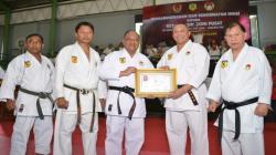 Ketum KONI Pusat Dikukuhkan sebagai Pemegang Sabuk Hitam DAN Kehormatan INKAI