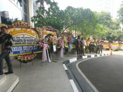 Karangan Bunga Banjiri Halaman DPRD DKI Jakarta, Polisi Terjunkan 1.447 Personel