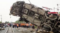 Mogok di Tengah Perlintasan, Bus Pariwisata Ditabrak Kereta Api
