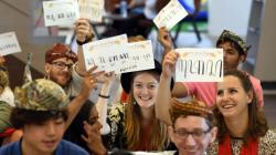 26 Mahasiswa Asing dari 10 Negara Belajar Menulis Aksara Jawa