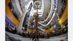 Tidak Biasa, Lomba Panjat Pinang di Tengah Pusat Perbelanjaan Solo