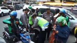 Main Ponsel sambil Berkendara, Puluhan Driver Ojol di Medan Terjaring Razia