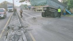 Ban Meletus, Truk Trailer Bermuatan Semen Seruduk Tembok SMP di Pantura Kendal