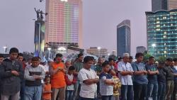 Sambut Tahun Baru Islam, Warga DKI Salat Magrib Berjamaah di Bundaran HI