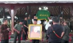 Video Jenazah Ibunda SBY Diberangkatkan ke TPU Tanah Kusir