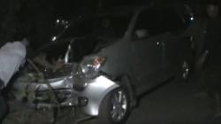 Minibus Tabrak Tiang Listrik di Sidomulyo Jember, Sopir dan Penumpang Kabur
