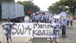 Dilarang Ikut Futsal, Siswa SMA 1 Losarang Blokade Jalur Pantura Indramayu