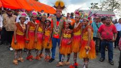 Kepala BNPB Makan Papeda Bersama 1.000-an Warga Sekitar Danau Sentani Papua