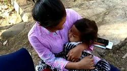 Ajaib, Ibu dan Bayi Ini Selamat saat Rumahnya Hancur Tertimpa Kontainer