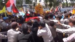 Demo Kenaikan Iuran BPJS Kesehatan di Sampang Ricuh, Seorang Mahasiswa Pingsan