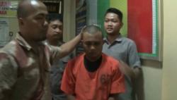 Terekam CCTV,  Pemuda Bersenjata Celurit Serang Petugas Mapolsek di Probolinggo