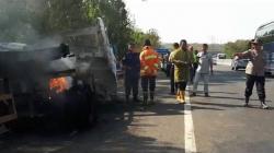 Kecelakaan di Tol Purbaleunyi, Petugas Evakuasi Truk Kontainer yang Terbakar