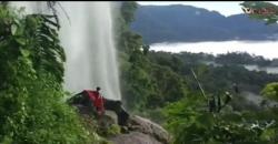 Wisata Air Terjun Terinting di Kalbar, Perbukitannya Indah Terselimuti Awan