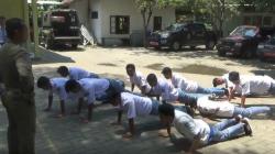Bolos Sekolah, Puluhan Pelajar Dihukum Push Up Petugas Satpol PP Kendal