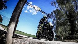 Kendarai YZR-M1 dari Rumah ke Sirkuit, Rossi Bikin Heboh Warga di Tavullia