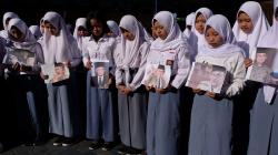 Ratusan Siswa SMAN 1 Lombok Barat Gelar Apel Bendera Setengah Tiang