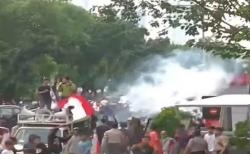 Video Kericuhan Unjuk Rasa di Gedung KPK, Polisi Tembakkan Gas Air Mata