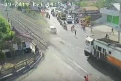 Detik-Detik Mobil Terobos Pintu Kereta Terseret KA Argo 100 Meter di Cirebon