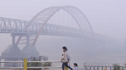 Akibat Kabut Asap Pekat, Jembatan Kahayan Kalteng Terlihat Samar