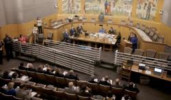 Perempuan AS Lempar Cairan seperti Darah ke Anggota Senat saat Sidang