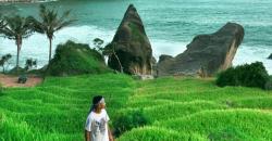 Terpikat Keindahan Pantai Pangasan di Pacitan, Bisa Lihat Bukit Lanang