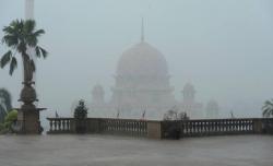 Kantor PM Malaysia Mahathir Mohamad Berselimut Kabut Asap