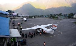 300 Turis Terjebak 4 Hari di Bandara Dekat Gunung Everest akibat Cuaca Buruk