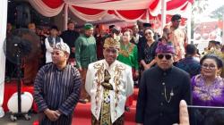 Gaya Menhub Pakai Baju Adat Bali pada Hari Perhubungan Nasional