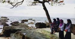 Wisata Pantai Pinggiran Jakarta, Asyiknya ke Batu Hideung yang Unik di Banten