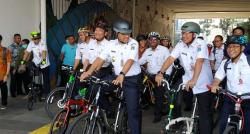 Berpakaian Dinas, Anies Jajal Jalur Sepeda dari Velodrome ke Balai Kota