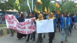 Massa PMII Demo Desak KPK Profesional, Arus Lalin Trans Barat Sulawesi Macet