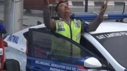 Video Kegembiraan Warga dan Anggota Satlantas Palangkaraya Diguyur Hujan