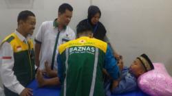 Alihkan Rasa Sakit, Bocah SD di Palembang Dikhitan sambil Main Game Online