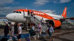 Pasangan Ayah dan Anak Ditangkap Polisi karena Mengejar Pesawat di Landasan Pacu