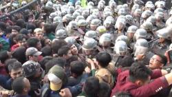 Ini Deretan Foto-Foto Aksi Ricuh Mahasiswa di Depan Gedung DPRD Jabar