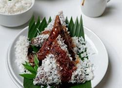 Resep Kue Lupis Segitiga Gula Merah, Taburan Kelapanya Terasa Legit