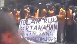 Mahasiswa Parepare Blokade Jalan, Bakar Ban dan Menahan Truk Kontainer untuk Demonstrasi