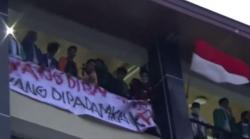 Mahasiswa Sumbar Duduki Kantor Gubernur Tuntut Tangani Karhutla dan Tolak RUU KUHP