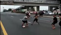 Video Warga Gunakan Jalan Tol untuk Bermain Bola saat Ditutup Aksi Demo Mahasiswa