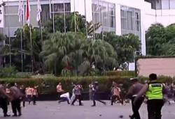 Video Bentrokan Massa Pelajar dengan Polisi di Belakang Gedung DPR