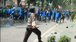 Demonstran di Polda Sulteng Mengamuk usai Gagal Bertemu Semua Anggota DPRD Sulteng