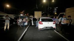 Akibat Aksi Unjuk Rasa Ricuh, Warga Terjebak di Tengah Jalan