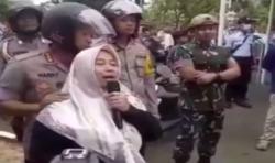 Video Ibu Menangis Memohon Anaknya yang Ikut Aksi Unjuk Rasa di Gedung DPR Pulang
