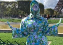 Cardi B yang Biasa Berbusana Terbuka Tampil Beda di Paris Fashion Week